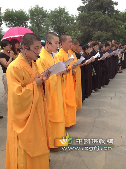 法师们虔诚诵经