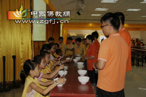 2013弘法寺少儿国学夏令营开营.jpg