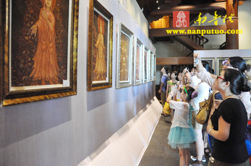 厦门南普陀寺法堂举办吴轲阳佛教油画作品展.jpg