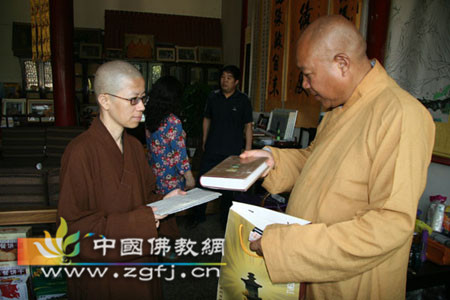 台湾中台禅寺见肯法师一行参访陕西草堂寺.jpg