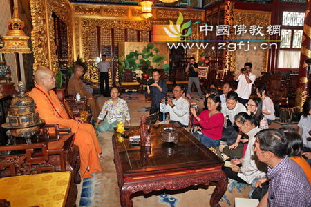 中外记者中国佛教文化之旅采访团抵达北京灵光寺.jpg