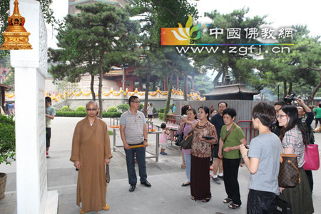 中外记者中国佛教文化之旅采访团抵达北京灵光寺.jpg