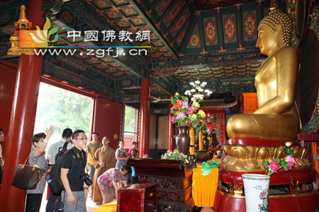 中外记者中国佛教文化之旅采访团抵达北京灵光寺.jpg