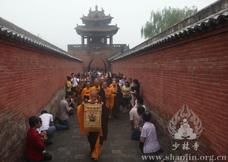 河南嵩山少林寺方丈永信大和尚赴山西资寿寺等地进行参访.jpg
