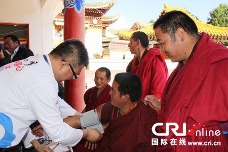 甘肃省义诊活动为郎木寺僧人提供医疗服务.jpg