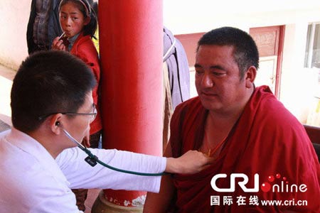 甘肃省义诊活动为郎木寺僧人提供医疗服务.jpg