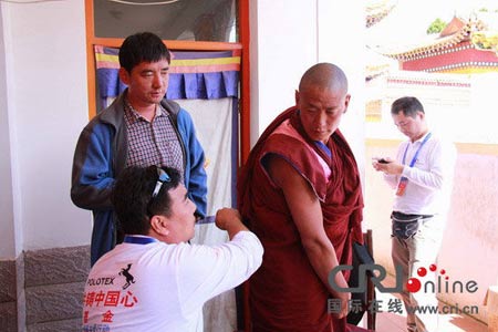 甘肃省义诊活动为郎木寺僧人提供医疗服务.jpg