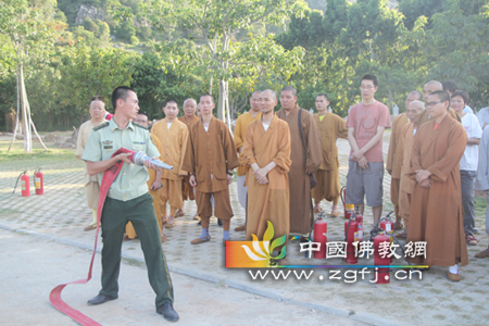厦门市海沧区佛教协会组织各寺院进行现场消防演练.jpg