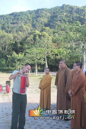 厦门市海沧区佛教协会组织各寺院进行现场消防演练.jpg