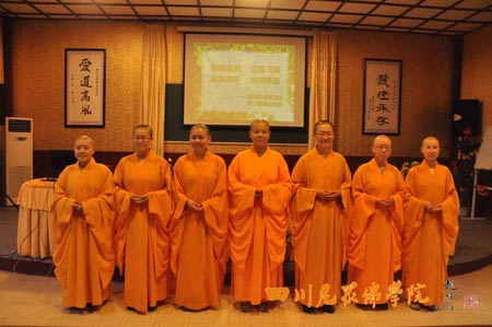 四川尼众佛学院举办“超越自我 立志飞扬”讲经竞赛.jpg