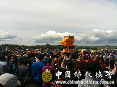 那日松活佛荼毗法会在赤峰市阿鲁科尔沁旗罕庙圆满结束.jpg