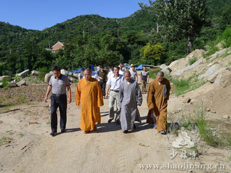 释永信方丈一行赴天津蓟县盘山北少林寺考察.jpg