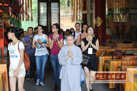 湖南长沙开福寺喜迎26名哈佛、耶鲁大学禅修营学生.jpg