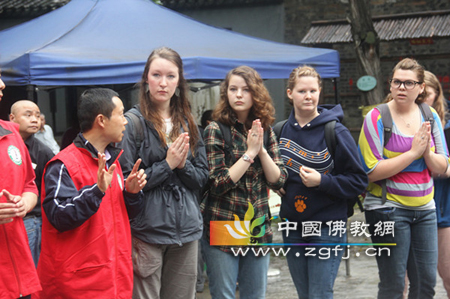 亚青会期间栖霞寺为国外游客提供外语导游服务.jpg
