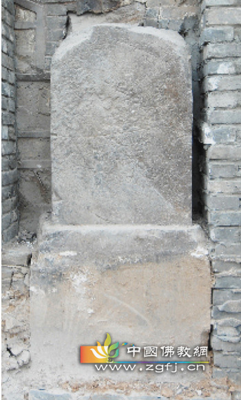 河南洛阳龙门石窟发现佛足迹图像碑 具唐代造像特征.jpg
