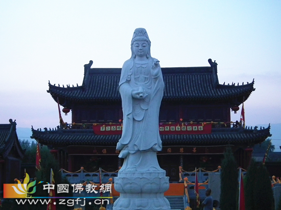 寺内汉白玉观音像.jpg