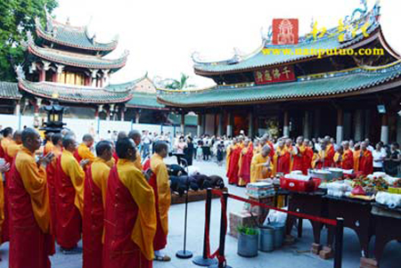 厦门南普陀寺梁皇宝忏法会施放三大士圆满焰口.jpg