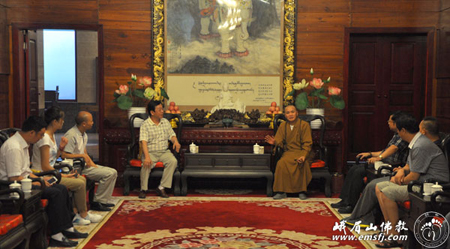 中国国学院大学校长弘二教授参访峨眉山大佛禅院.jpg