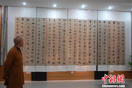 山西五台山举行魏碑大师书法展 佛法书法相融合.jpg