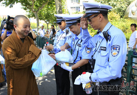 上海玉佛禅寺酷暑慰问执勤交警.jpg