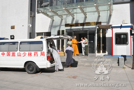 河南嵩山少林寺组织僧众慰问驻军部队官兵.jpg