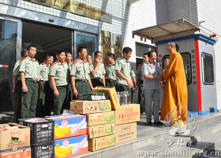 河南嵩山少林寺组织僧众慰问驻军部队官兵.jpg