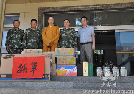 河南嵩山少林寺组织僧众慰问驻军部队官兵.jpg