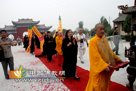 河南焦作鸿门寺隆重举办迎请佛舍利大法会.jpg