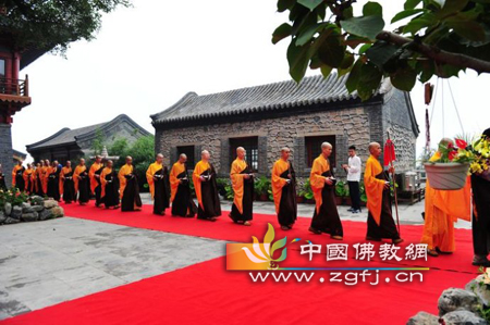 北京龙泉寺举行首次托钵活动.jpg