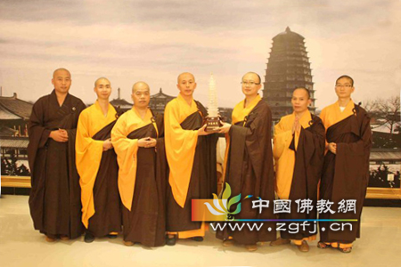 陕西法门寺佛学院举行学僧供养水晶佛塔仪式.jpg
