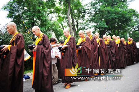 北京龙泉寺举行首次托钵活动.jpg