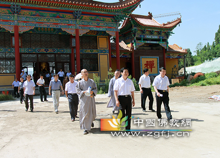 山东省政协副主席张传林率团到山东博山正觉寺考察调研.jpg