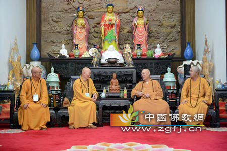 台湾新北市佛教会理事长明空法师朝圣普陀山.jpg