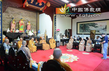 台湾新北市佛教会理事长明空法师朝圣普陀山.jpg
