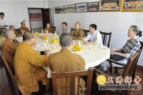 上海市佛教协会领导慰问上海佛学院教职人员.jpg