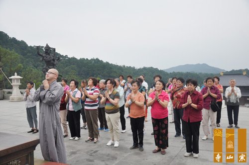江苏苏州寒山寺居士朝拜团一行40人前往宁波朝拜.jpg