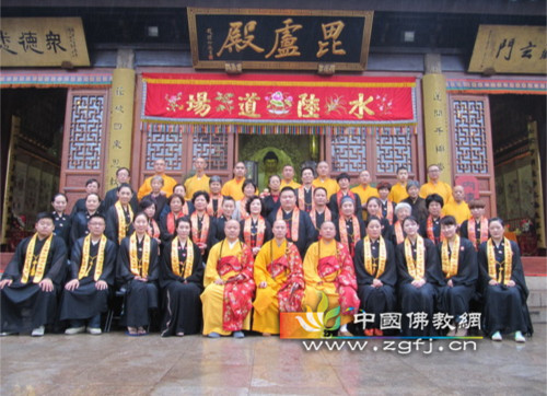 上海西林禅寺圆满举行地藏报恩水陆法会送圣仪式.jpg