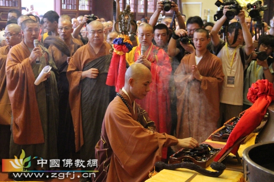 明憨法师拈香说法.jpg