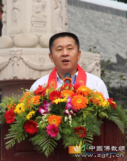肖占军居士主持庆祝典礼.jpg