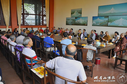 加拿大国际佛教联合会会长照续法师率弟子一行70余人到四川峨眉山朝圣.jpg