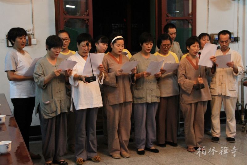 柏林禅寺流通处常住居士表演节目.JPG