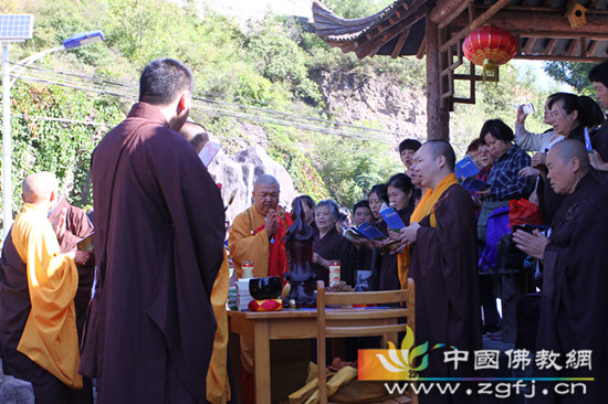 .法师为众生祈福