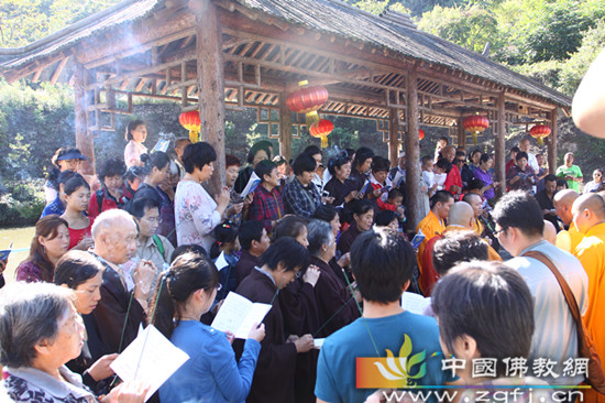 法师带领居士为众生念放生仪轨