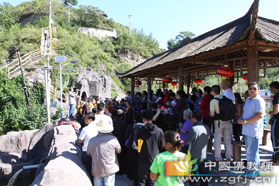 法师带领居士为众生念放生仪轨