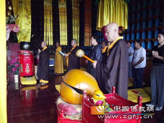 四众弟子在大雄宝殿内举行上供法会