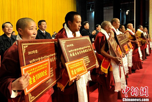 西藏表彰2013年度和谐模范寺庙和爱国守法先进僧尼.jpg