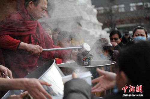 陕西西安市广仁寺寒冬施粥送暖.jpg