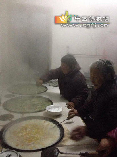 老菩萨们连夜赶做腊八粥