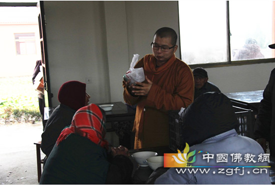 果智法师亲自送上腊八粥