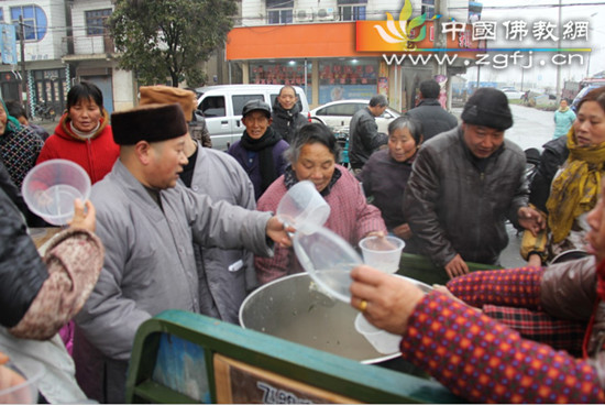 护国龙王寺僧众在镇上免费结缘热粥给当地居民